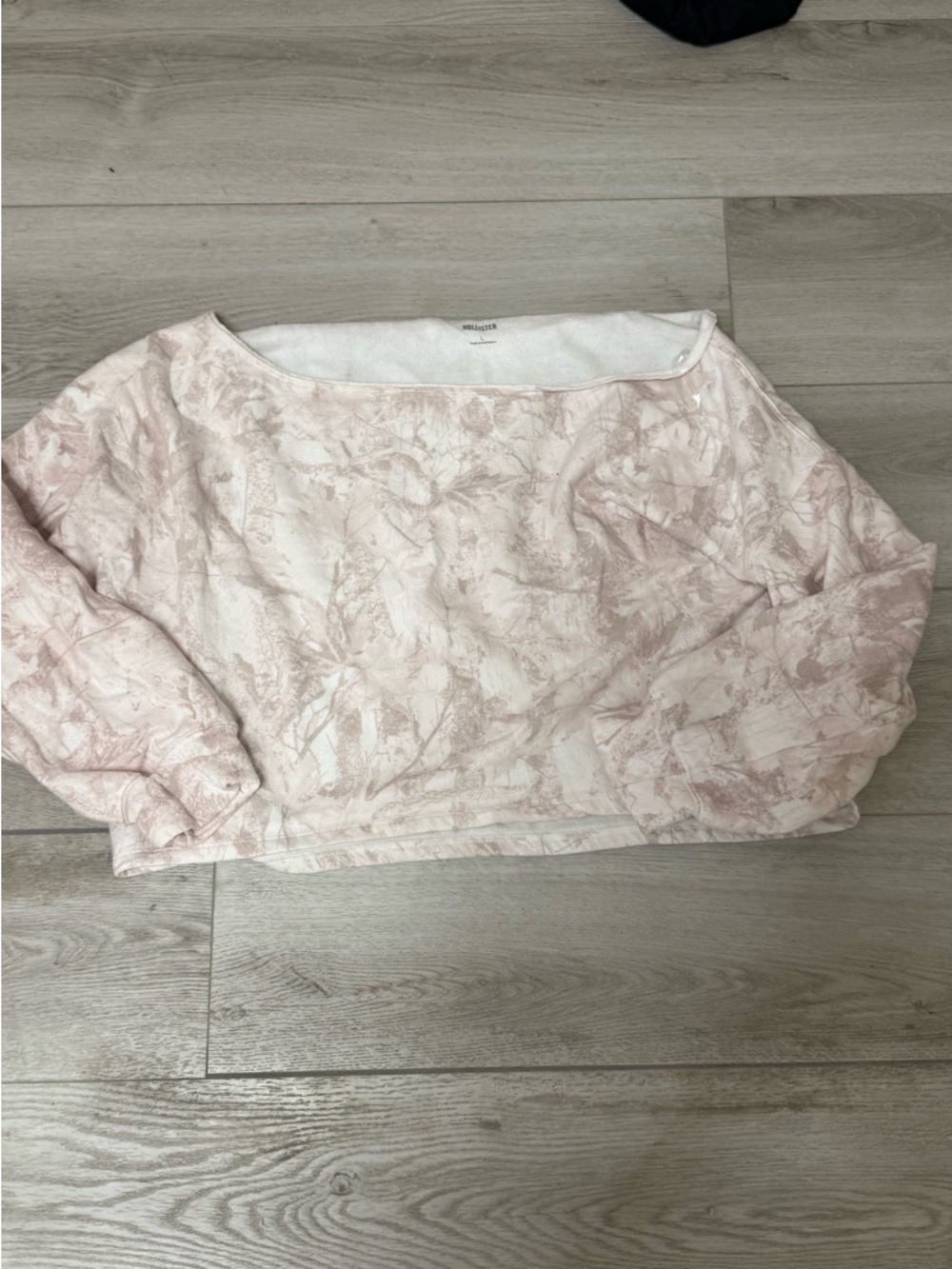BRAND NEW NEVER WORN! Hollister Cropped Camo Off Shoulder Sweatshirt